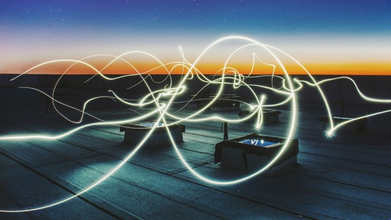 lichtkreise tanzen über eine terasse