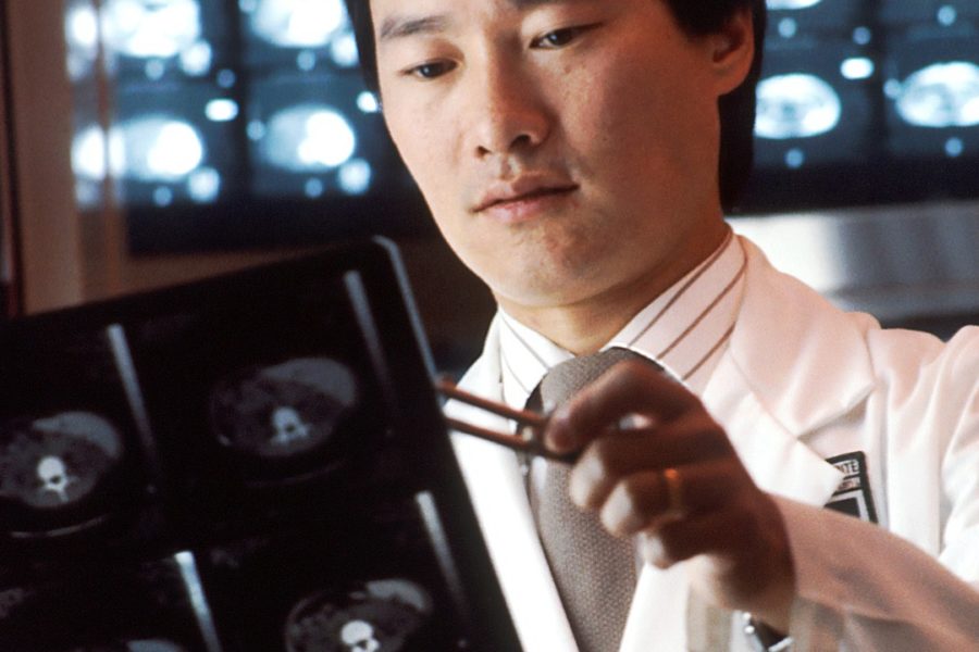 mann sieht sich ein röntgenbild an