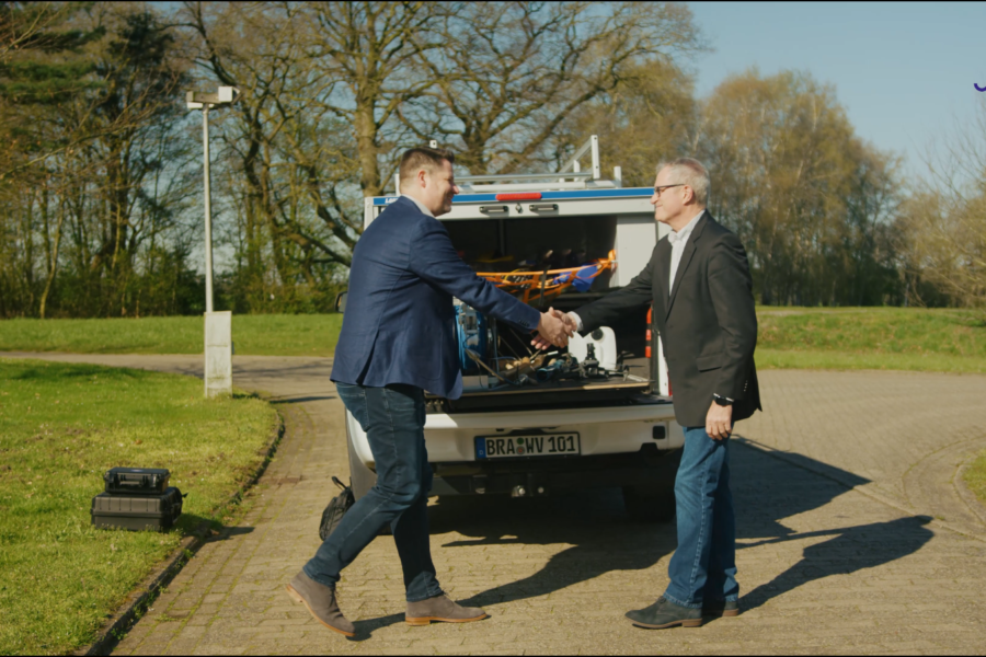 v. l. n. r.: Stephan Bäcker (OOWV – Oldenburgisch-Ostfriesischer Wasserverband) und Prof. Jorge Marx Gómez (Universität Oldenburg) arbeiten Hand in Hand bei der Digitalisierung des Wassermanagements. Bildquelle: Maximilian Zaksek