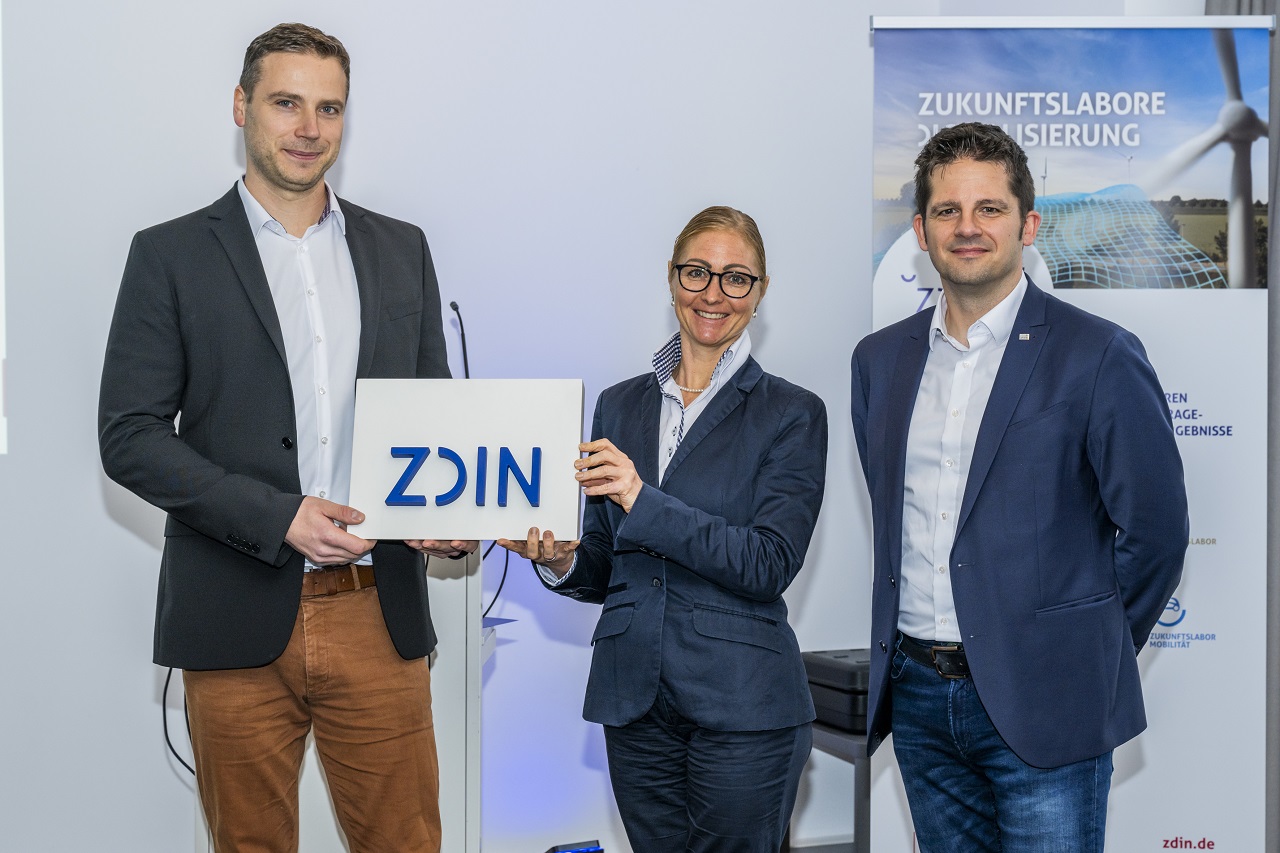 Dr.-Ing. Patrick Elfert (links) ist der neue Geschäftsführer des Zentrums für digitale Innovationen Niedersachsen (ZDIN). Seine Vorgängerin, Dr.-Ing. Agnetha Flore (mittig,) und der Direktoriumssprecher des ZDIN, Prof. Dr. Sebastian Lehnhoff (rechts), beglückwünschen Herrn Elfert zu seiner neuen Position und wünschen ihm viel Erfolg bei der Weiterentwicklung des ZDIN. Bildquelle: Imke Folkerts.