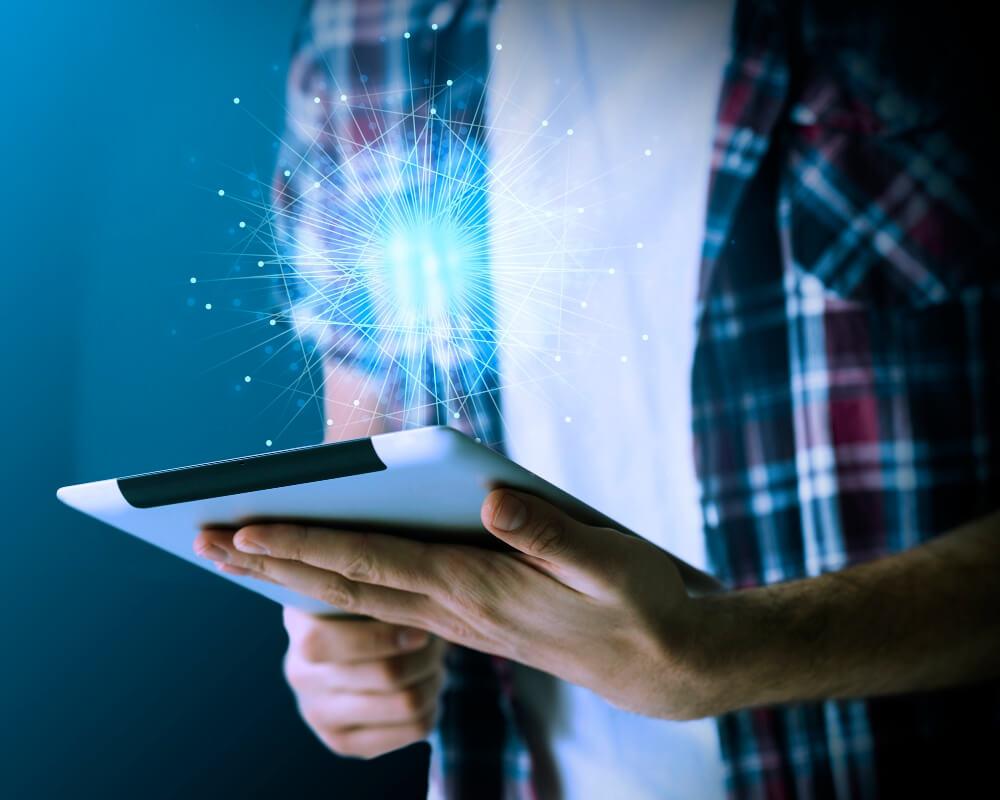 Mann mit Tablet