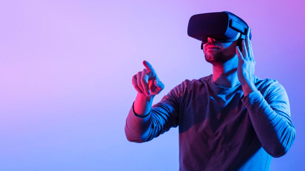 Mann mit VR-Brille