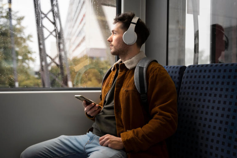 Mann hoert Podcast