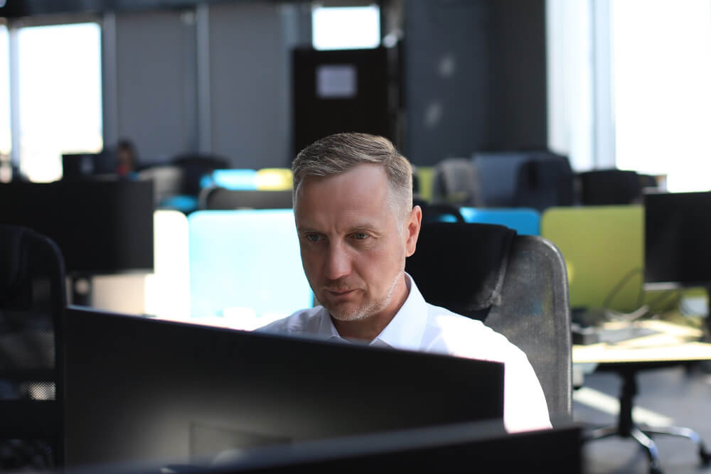 Angestellter nutzt künstliche Intelligenz am Computer