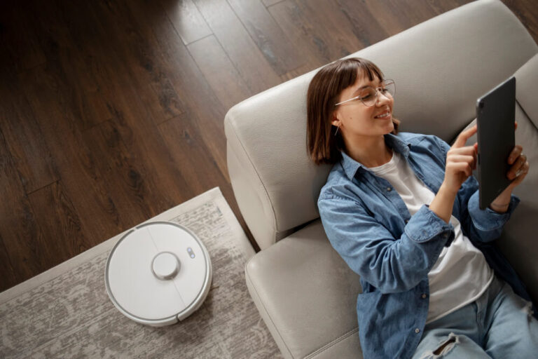 Frau liegt auf Sofa und steuert smart home